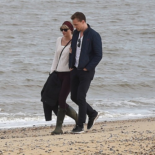 Tom Hiddleston declares love for Taylor Swift with T-shirt choice