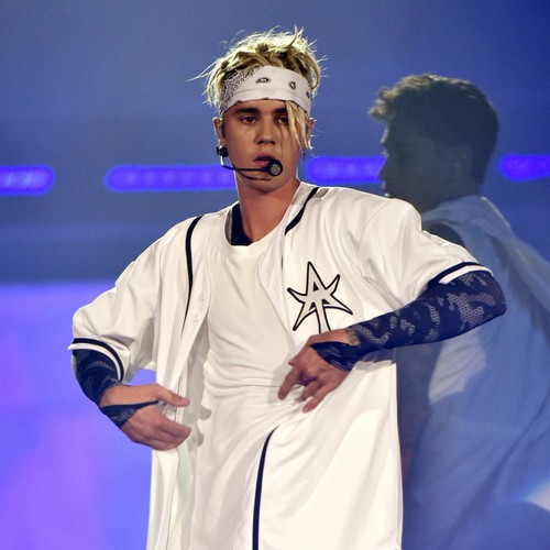 Justin Bieber calls out hat-throwing fan during concert