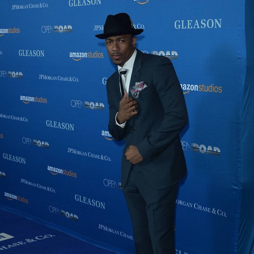 Nick Cannon joins Chilli and her mum on dinner date