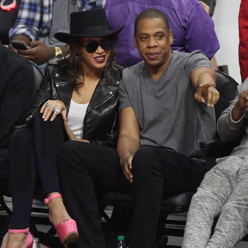 Jay Z stops fan from approaching Beyonce