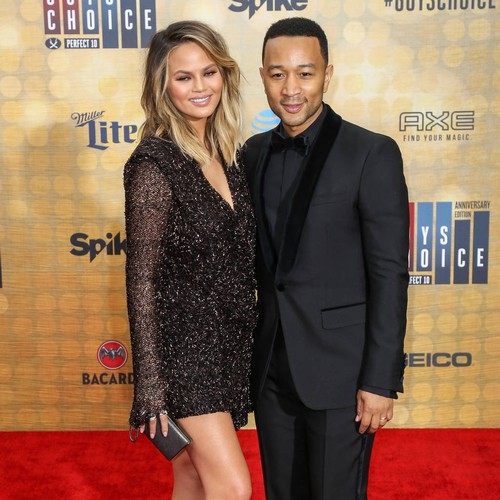 Olympic gymnast Aly Raisman offers to train John Legend's daughter