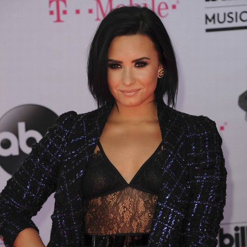 Demi Lovato goes undercover as cab driver