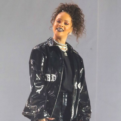 Rihanna & Drake kiss onstage at Miami gig