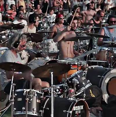 1000 Italian fans gather for Foo Fighters tribute