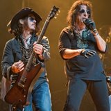 Johnny-Depp-joins-Alice-Cooper-on-stage-in-LA
