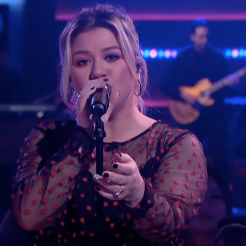 Kelly-Clarkson-shower-confession