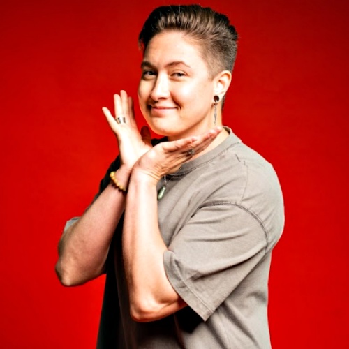 Paris Munro announces the launch of new podcast Queer & The Beat