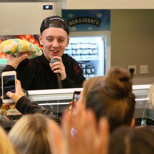 Rapper Aitch memainkan pertunjukan kejutan di toko Subway – Music News