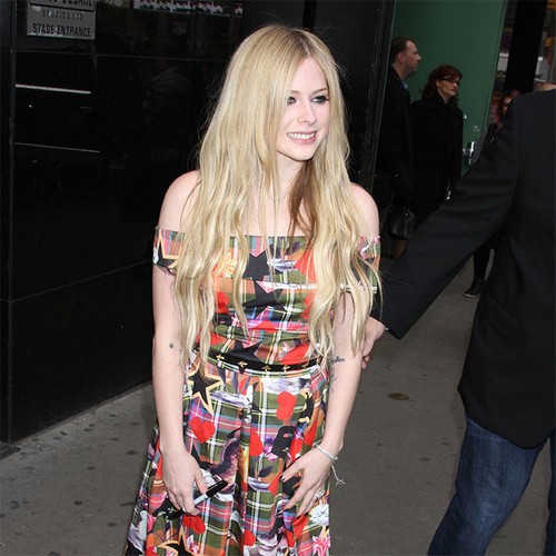 Avril Lavigne unveils new album, Love Sux thumbnail