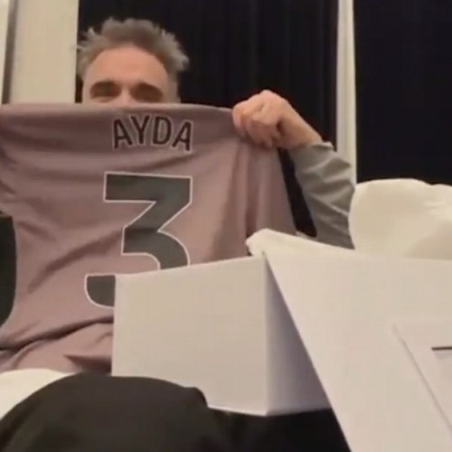 ‘It’s got a cockerel on it’: Robbie Williams gets Tottenham shirt gift after Angels chant adaptation – Music News