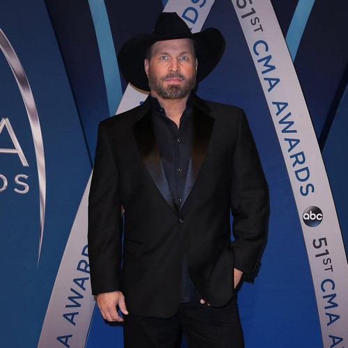 Garth admits to lip syncing at CMA's Big 102.1 KYBGFM