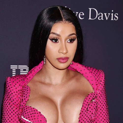 Cardi B membela perjalanan Paris setelah mendorong tanggal persidangan karena masalah keamanan perjalanan – Music News