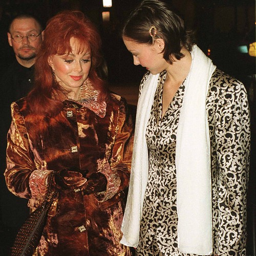 Ashley Judd felt 'cornered' by police officers on day of Naomi Judd's death