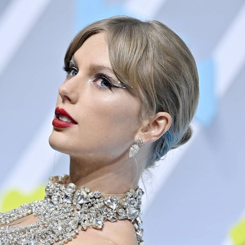 Taylor Swift thanks the late Loretta Lynn for 'paving the way' for female songwriters