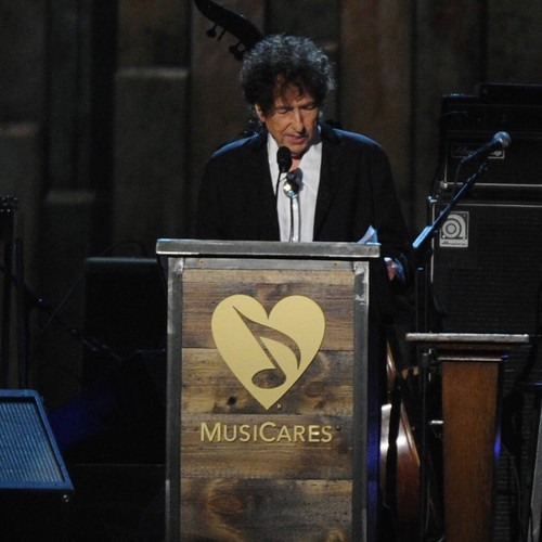Bob Dylan apologises for book signature controversy
