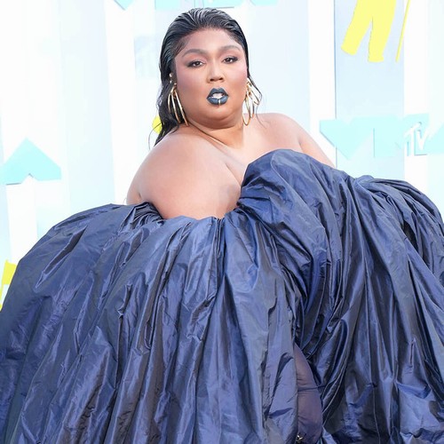 Lizzo shares spotlight with 17 activists as she accepts People's Choice Award