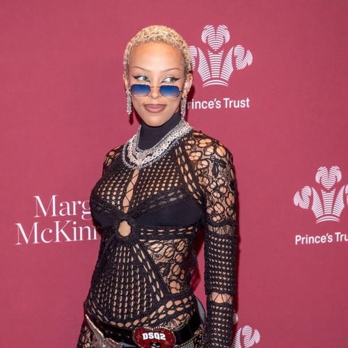 Doja Cat 'stole' neck brace from date for photo thumbnail
