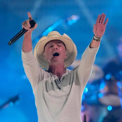Kenny Chesney fan blocked from suing him over 0K scam