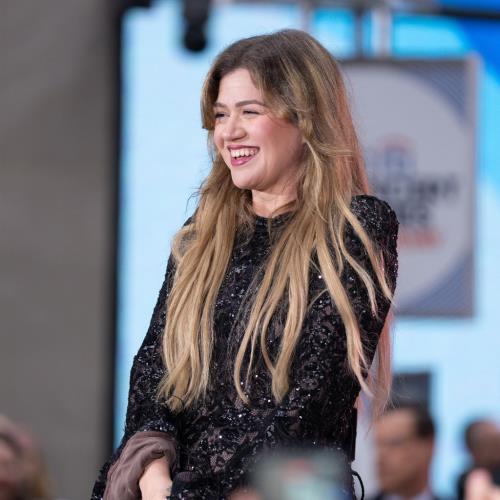 Kelly Clarkson carried mum ‘on her shoulders’ to the Great Wall of China